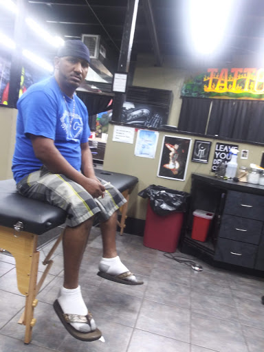 Tattoo Shop «Shrunkin Head Tattoo», reviews and photos, 4438 St John Ave, Kansas City, MO 64123, USA