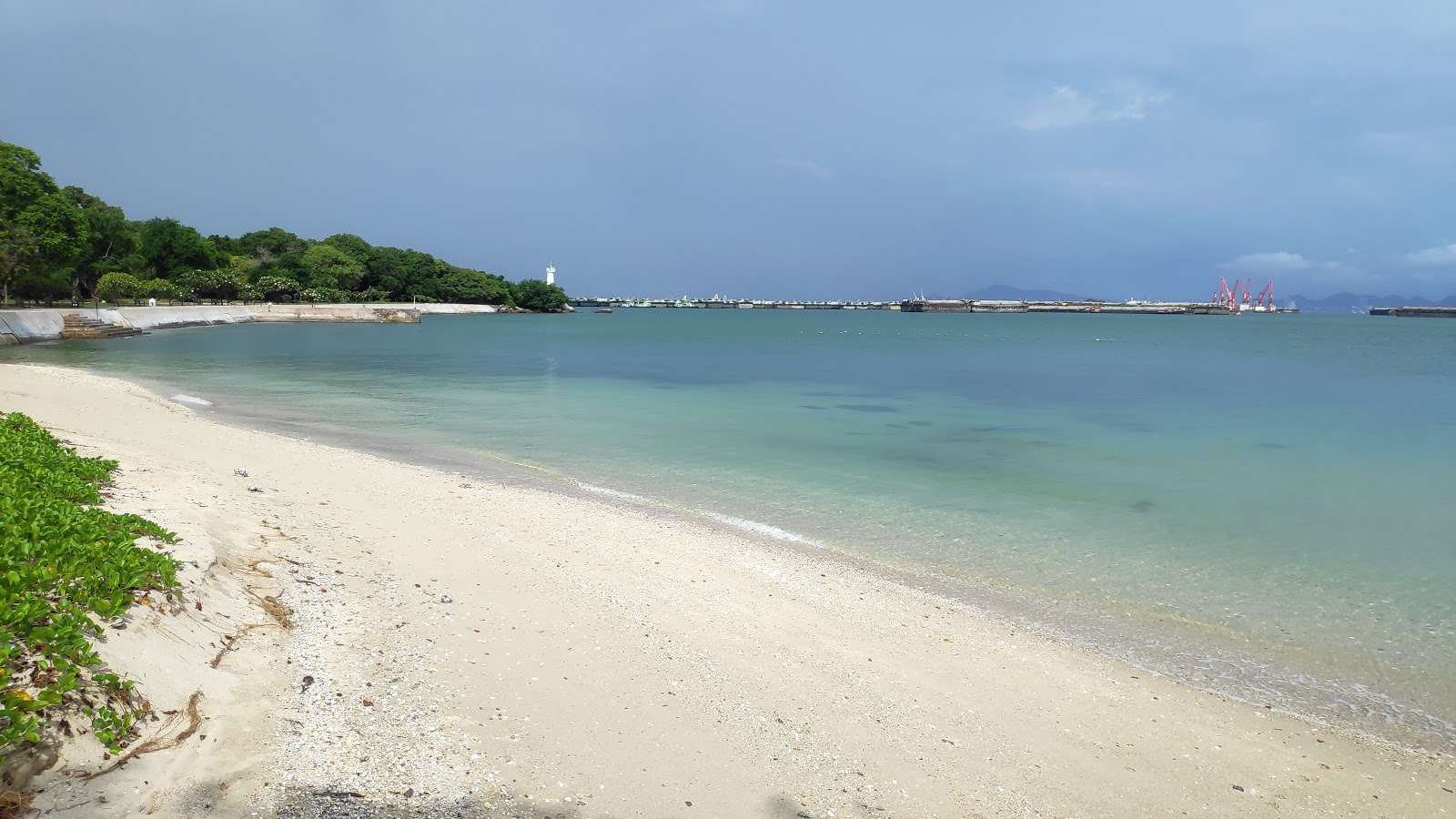 Foto de Tha Wang Beach com areia bege e rochas superfície
