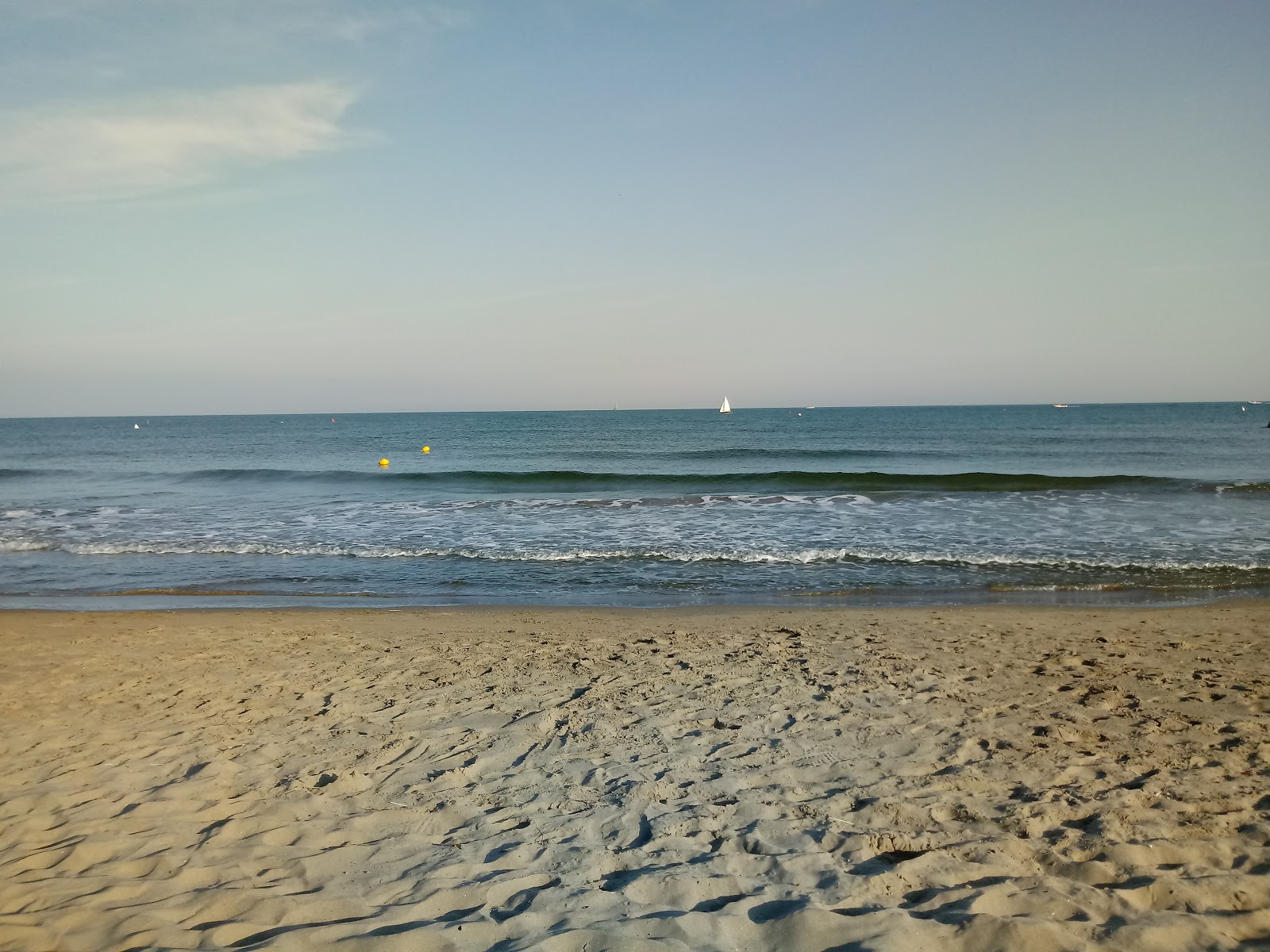 Spiaggia Porto di San Felice Circeo'in fotoğrafı dağlarla çevrili