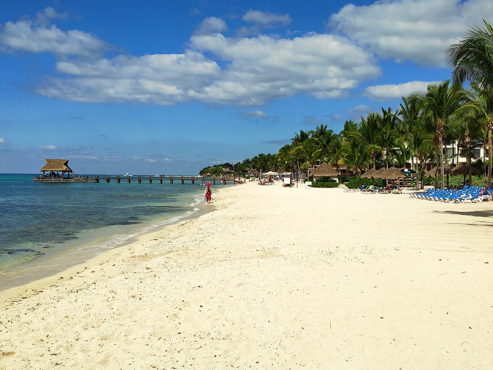Foto de Playa Mía con brillante arena fina superficie