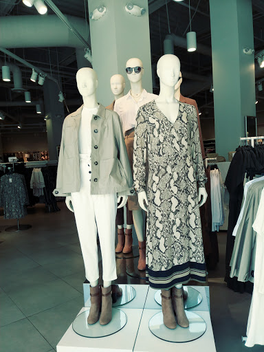 Clothing Store «H&M», reviews and photos, 37 Aquarium Way, Long Beach, CA 90802, USA