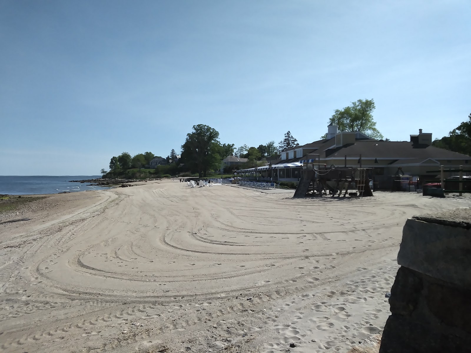 Woodway Beach Club的照片 带有明亮的沙子表面