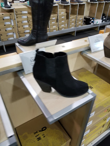 Shoe Store «DSW Designer Shoe Warehouse», reviews and photos, 413 N Milwaukee Ave, Vernon Hills, IL 60061, USA