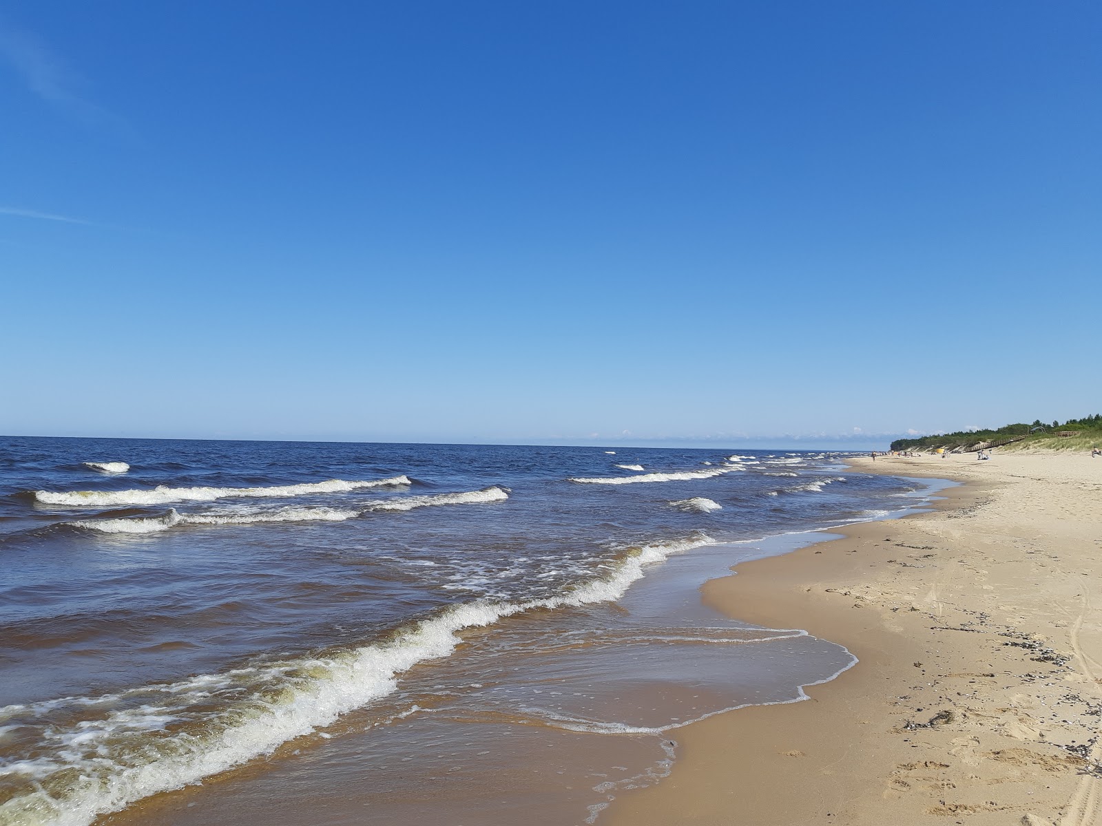 Φωτογραφία του Carnikava beach με φωτεινή λεπτή άμμο επιφάνεια