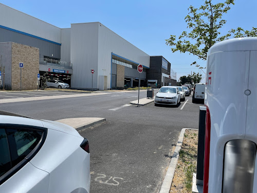 Borne de recharge de véhicules électriques Tesla Supercharger Villeneuve-lès-Béziers