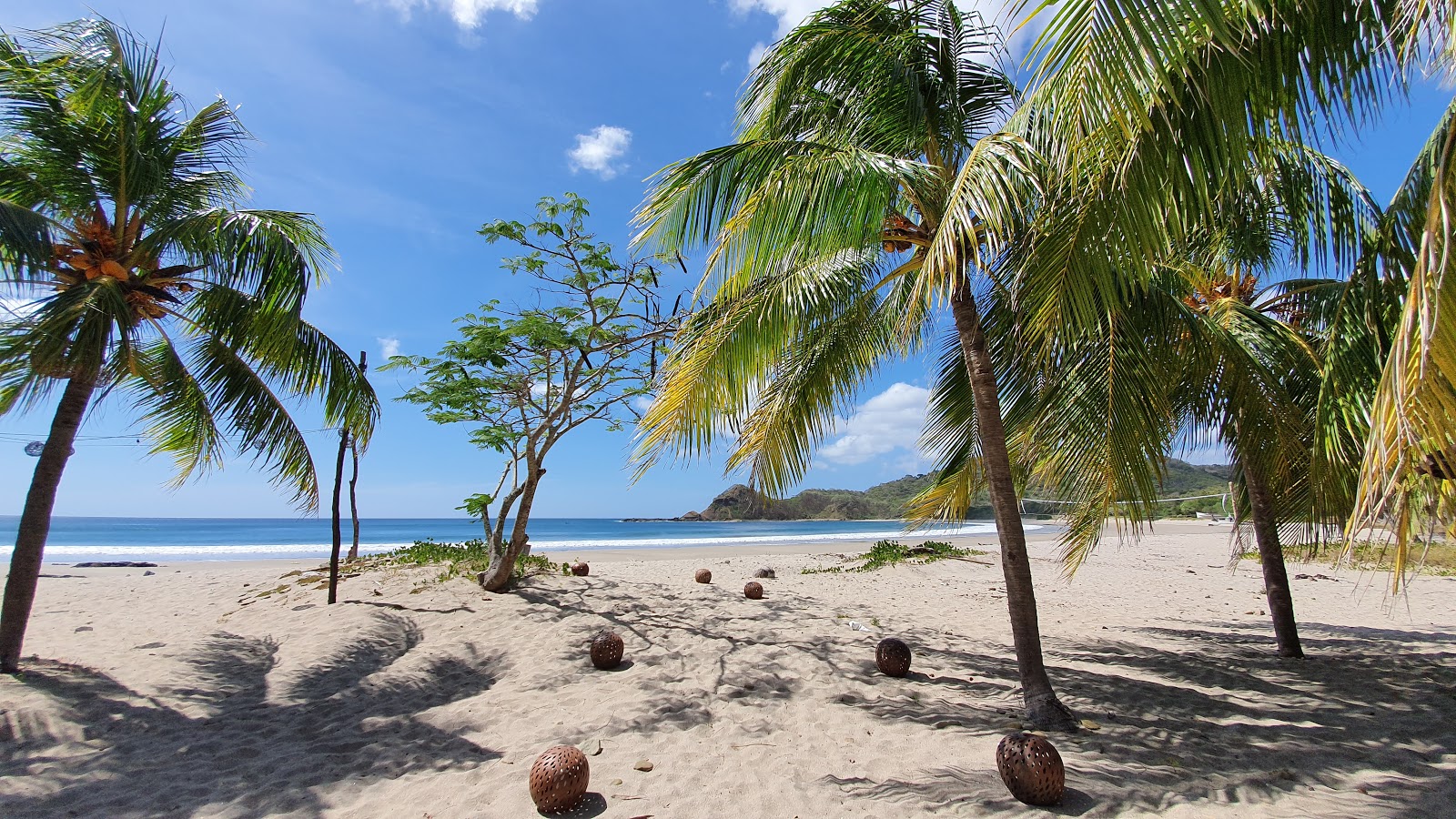 Φωτογραφία του Παραλία Οκοτάλ με φωτεινή άμμος επιφάνεια
