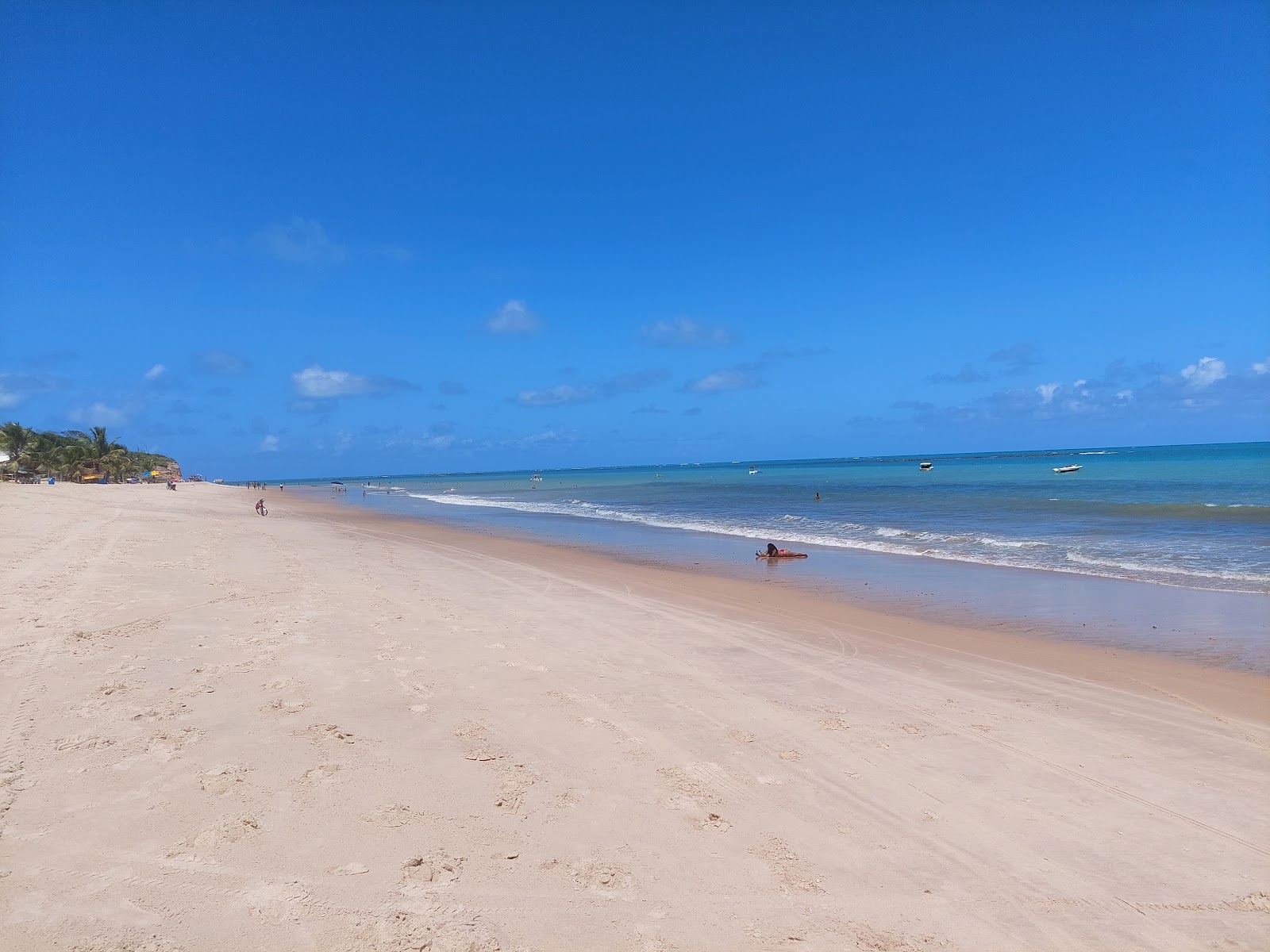 Foto de Praia de Jacarape com areia brilhante superfície