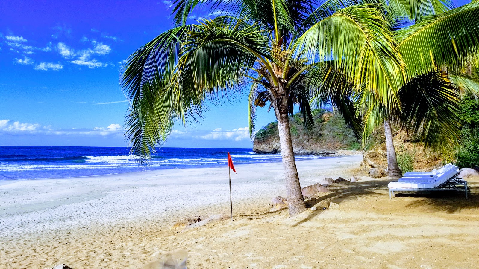 Litibu beach I'in fotoğrafı uçurumlarla desteklenmiş