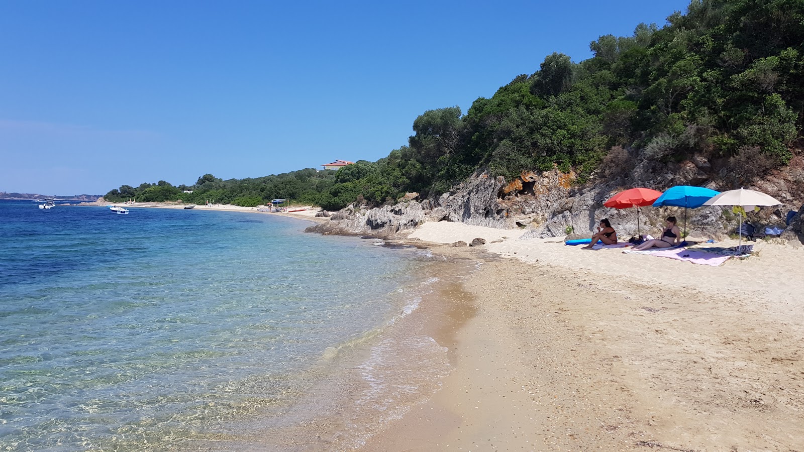 Foto de Faka beach con agua cristalina superficie