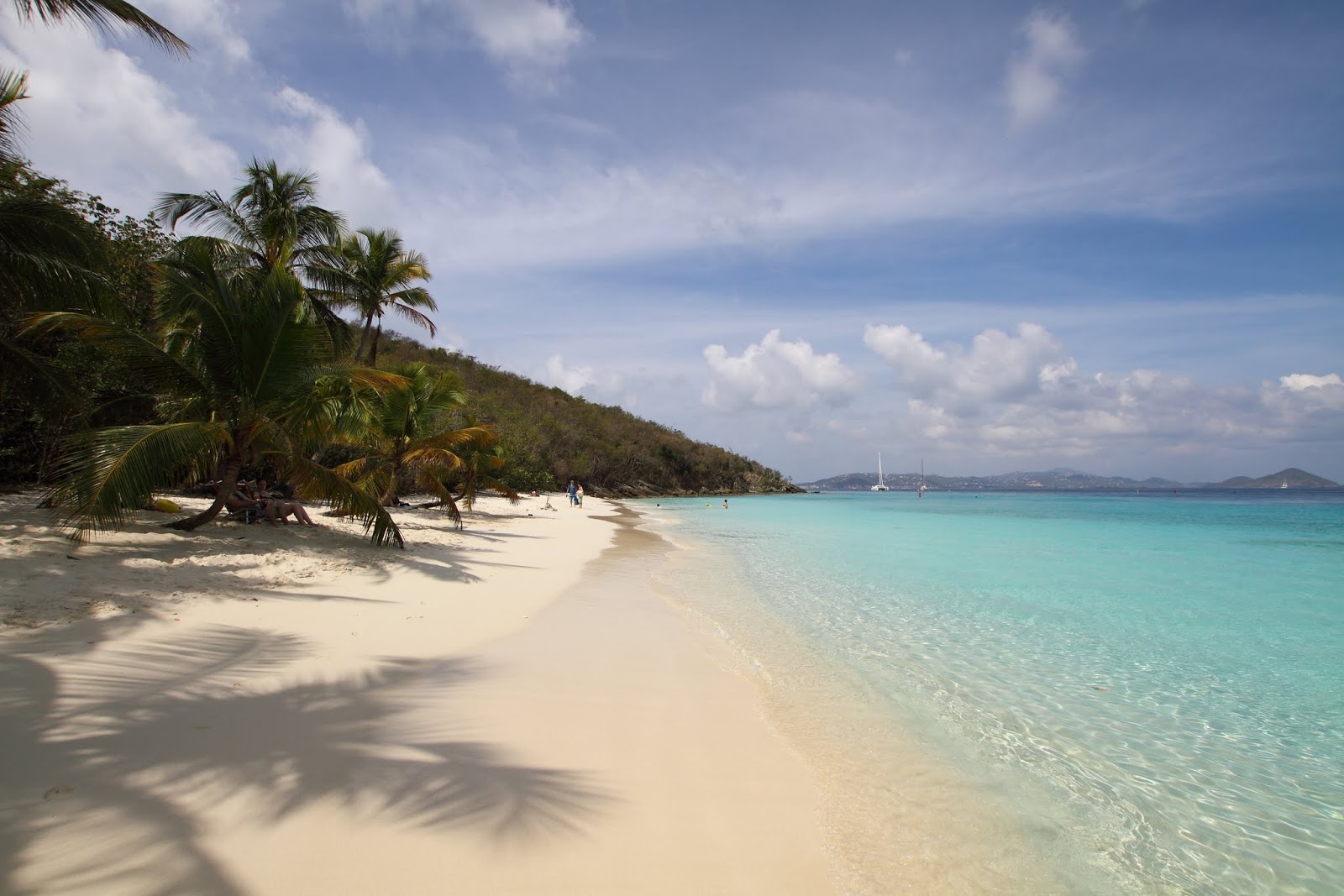 Fotografija Salomon beach z svetel fin pesek površino