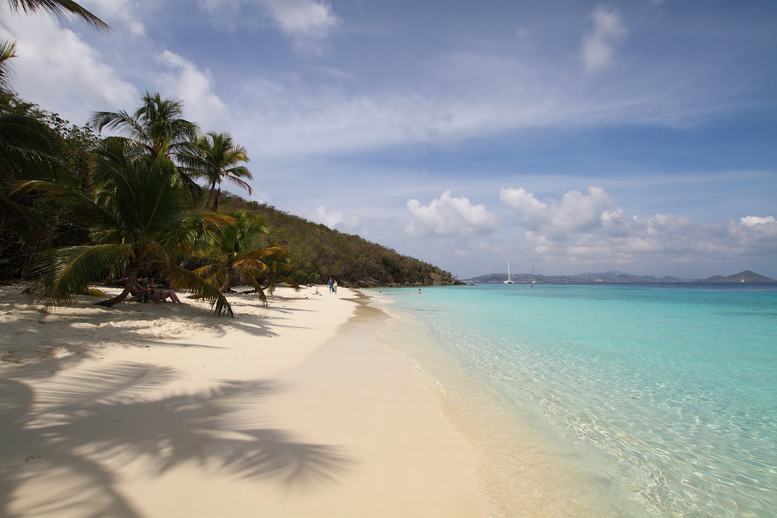 Foto von Salomon beach mit feiner beiger sand Oberfläche