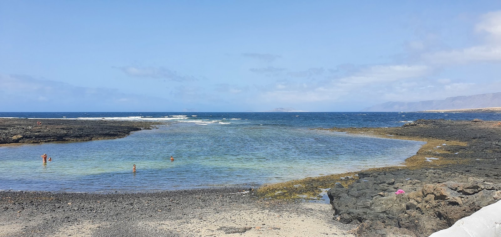 Playa de la Caleta de Caballo'in fotoğrafı küçük koy ile birlikte