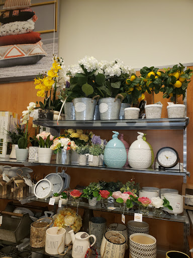 Department Store «T.J. Maxx», reviews and photos, 1751 Ritchie Station Ct, Capitol Heights, MD 20743, USA