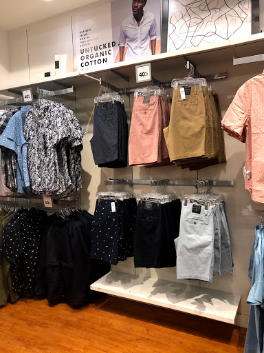 Clothing Store «Banana Republic Factory Store», reviews and photos, 407 N Alafaya Trail, Orlando, FL 32828, USA