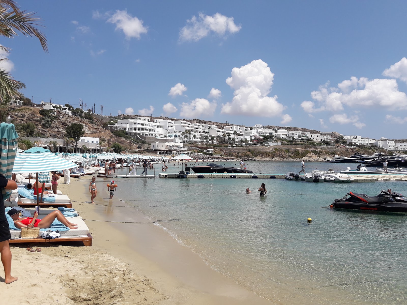 Foto van Psarou Strand voorzieningenruimte