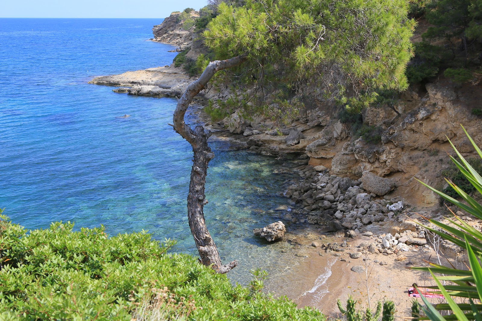 Skliri Beach'in fotoğrafı kısa, düz kıyı şeridi ile birlikte