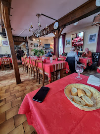 Atmosphère du Restaurant français Auberge Ensoleillée à Dun-les-Places - n°3