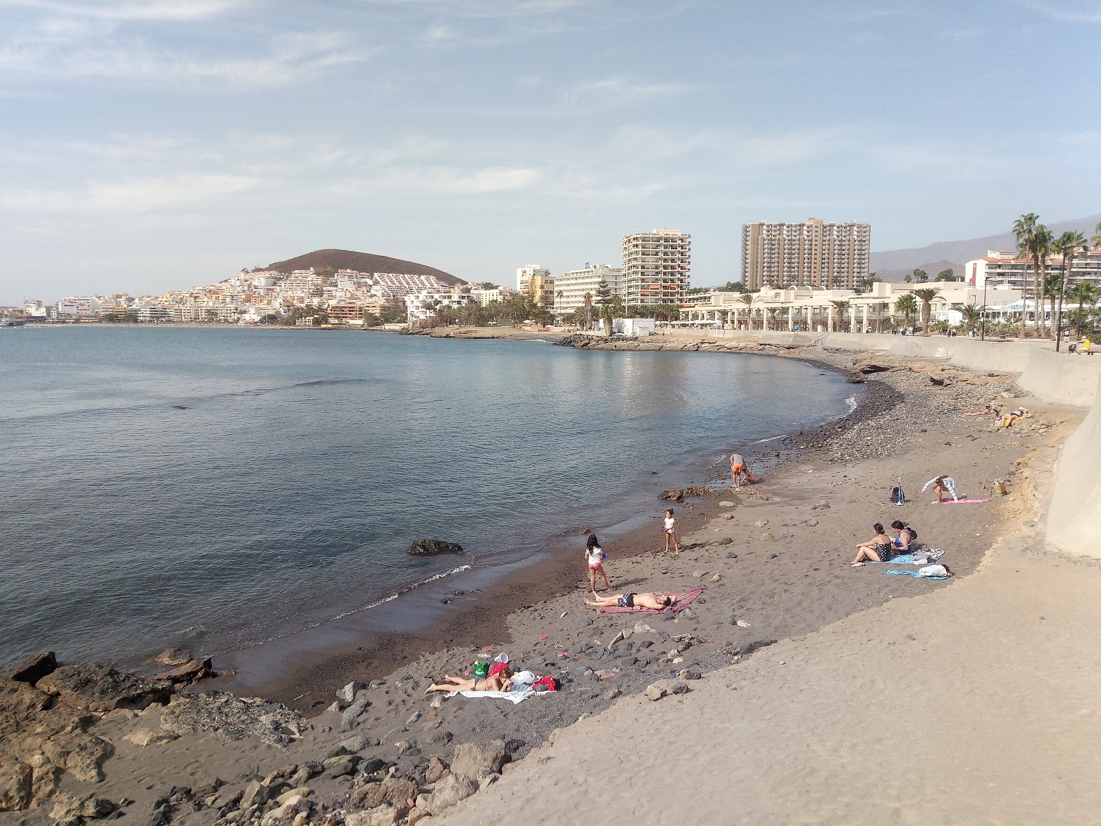 Playa De Los Tarajales的照片 带有直岸