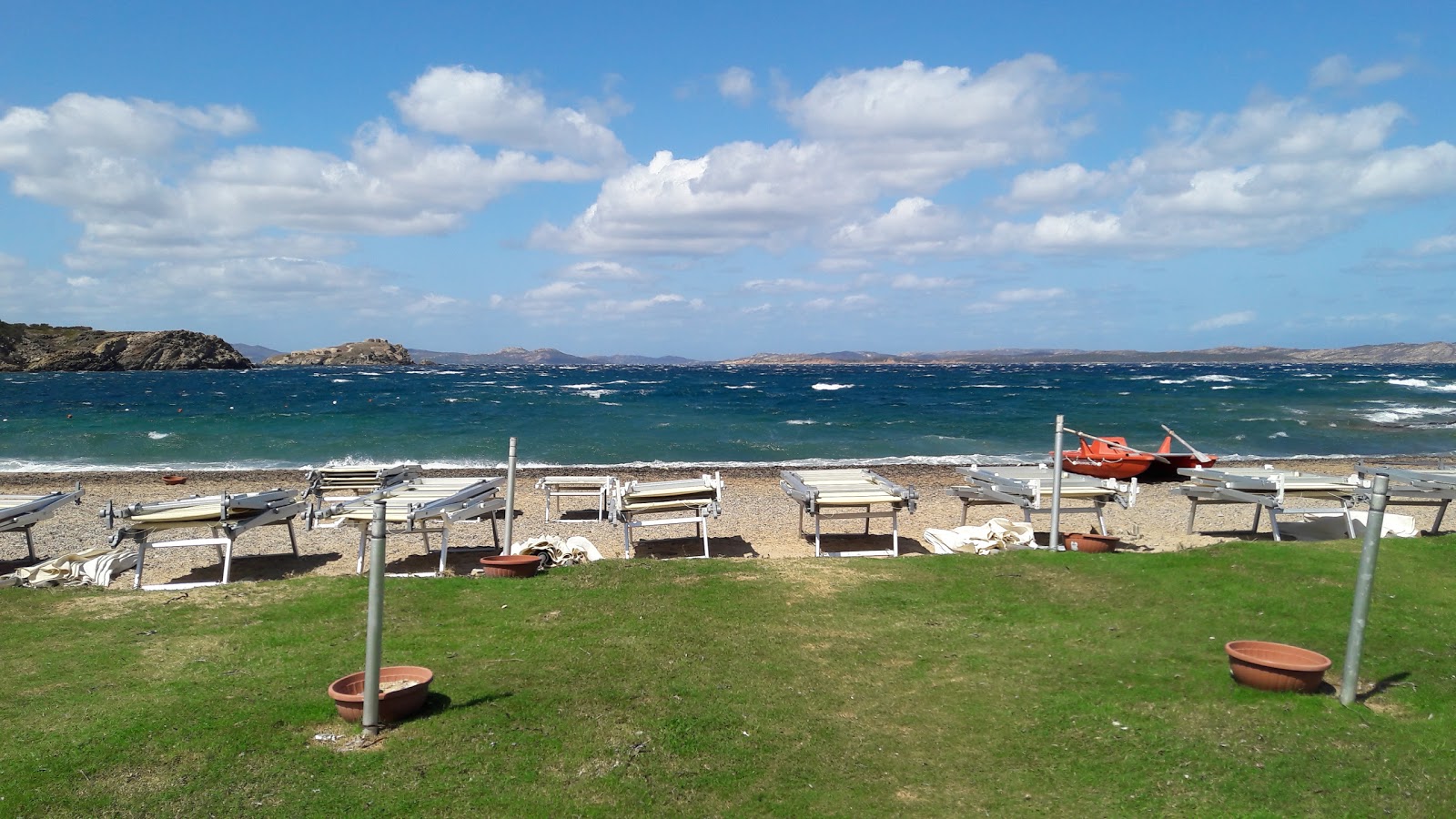 Fotografie cu Spiaggia Cala del Faro și așezarea