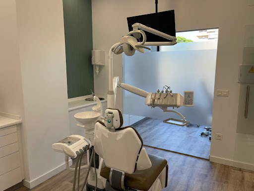 Clínica dental en Málaga Orson Welles | Odontología y estética dental en Málaga | Implantes dentales | Ortodoncia invisible | Estética facial