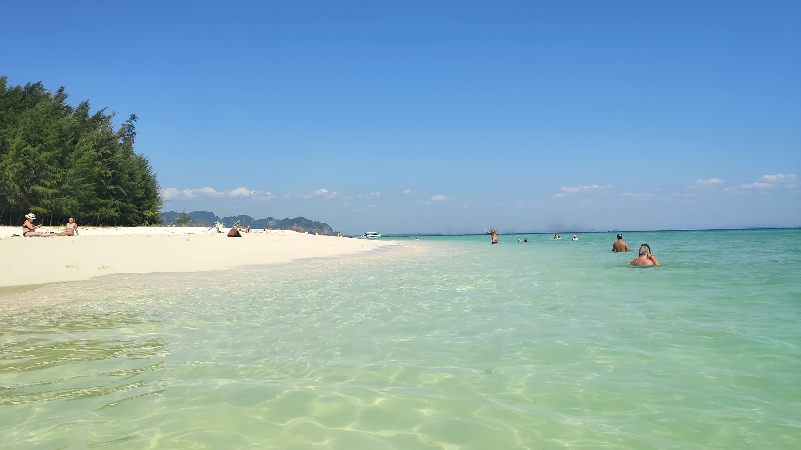 Photo de Plage de Ko Poda situé dans une zone naturelle