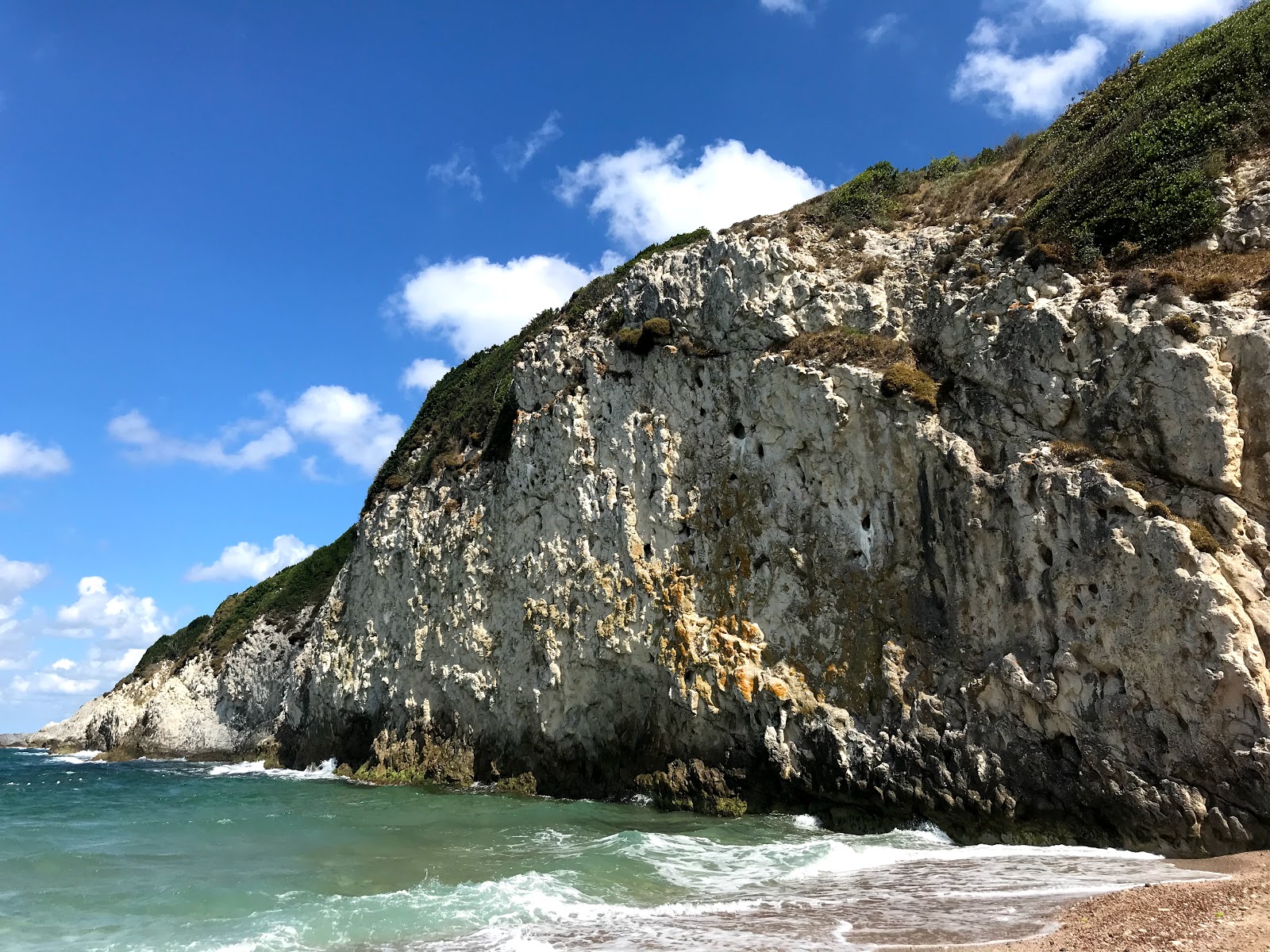 Foto von Saklikoy Beach umgeben von Bergen