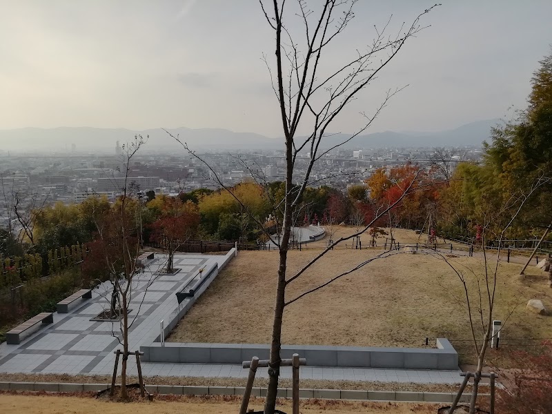 京都市営深草墓園樹木型納骨施設