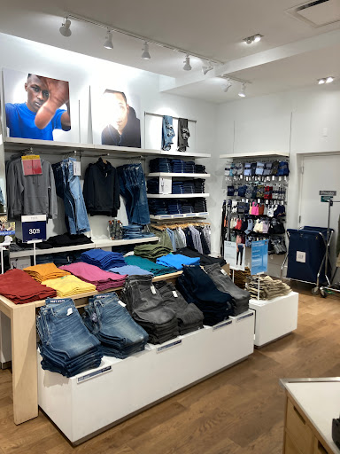 Clothing Store «Gap», reviews and photos, 3416 N Southport Ave, Chicago, IL 60657, USA
