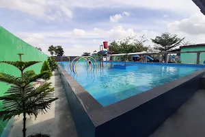 Kolam Renang Party Waterpark image