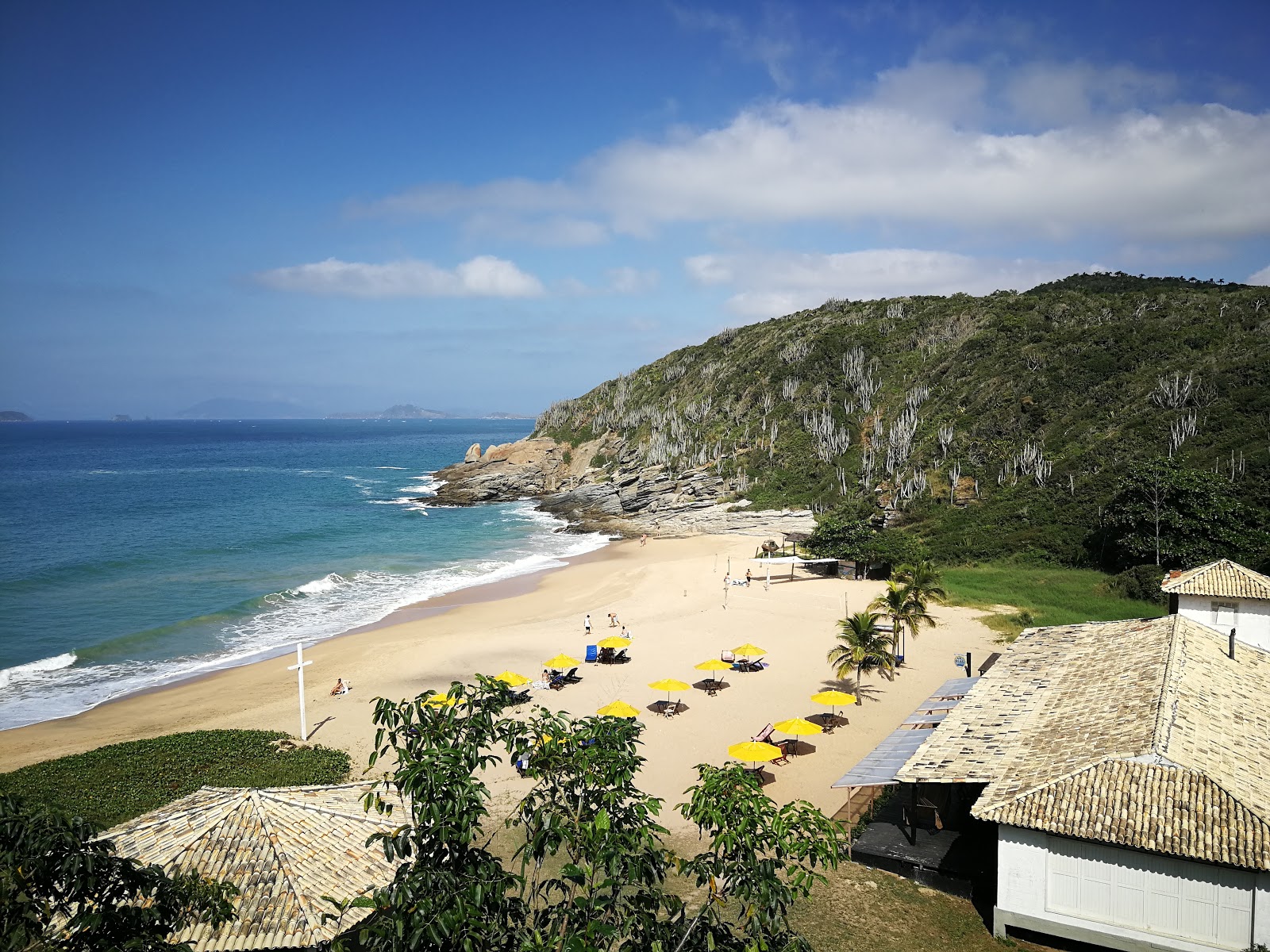 Fotografija Praia Caravelas z svetel fin pesek površino
