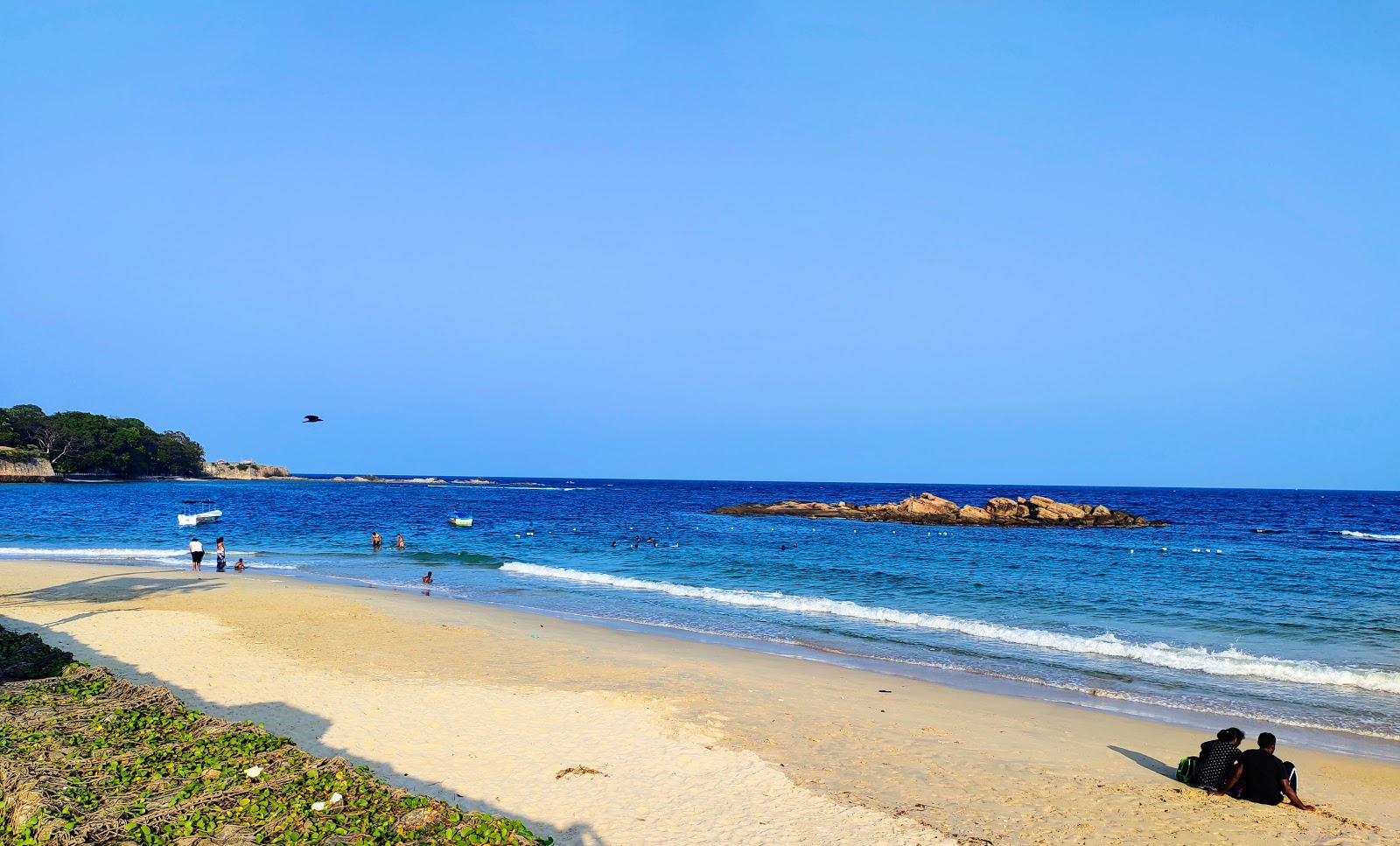 Public Beach Trincomalee的照片 带有米色沙子表面