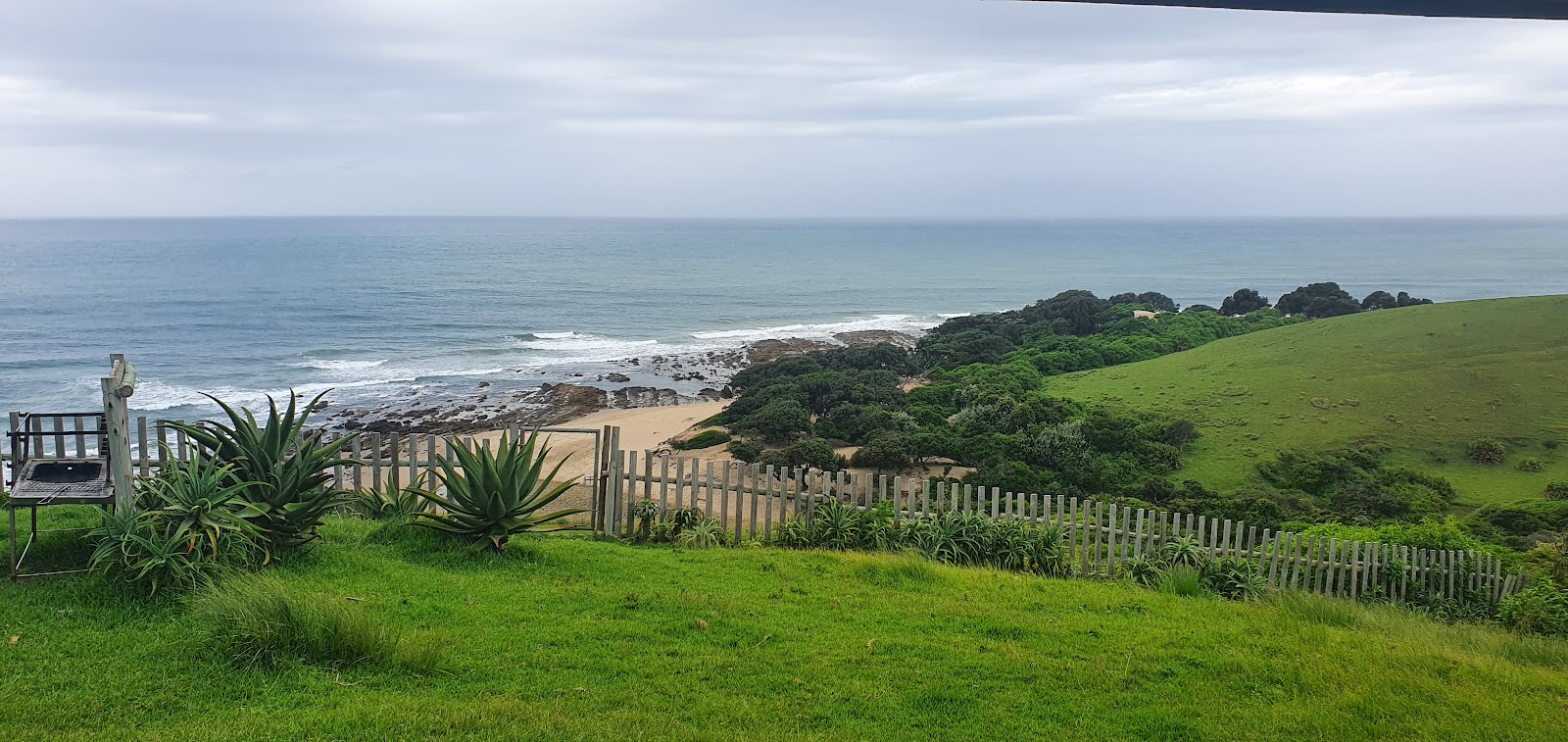 Foto de Lutsheni beach con arena brillante y rocas superficie