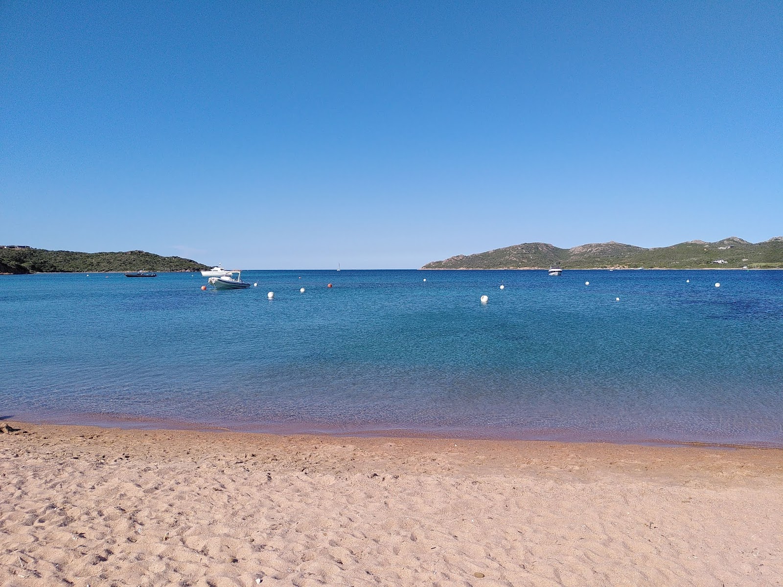 Photo de Plage de Maora partiellement zone de villégiature