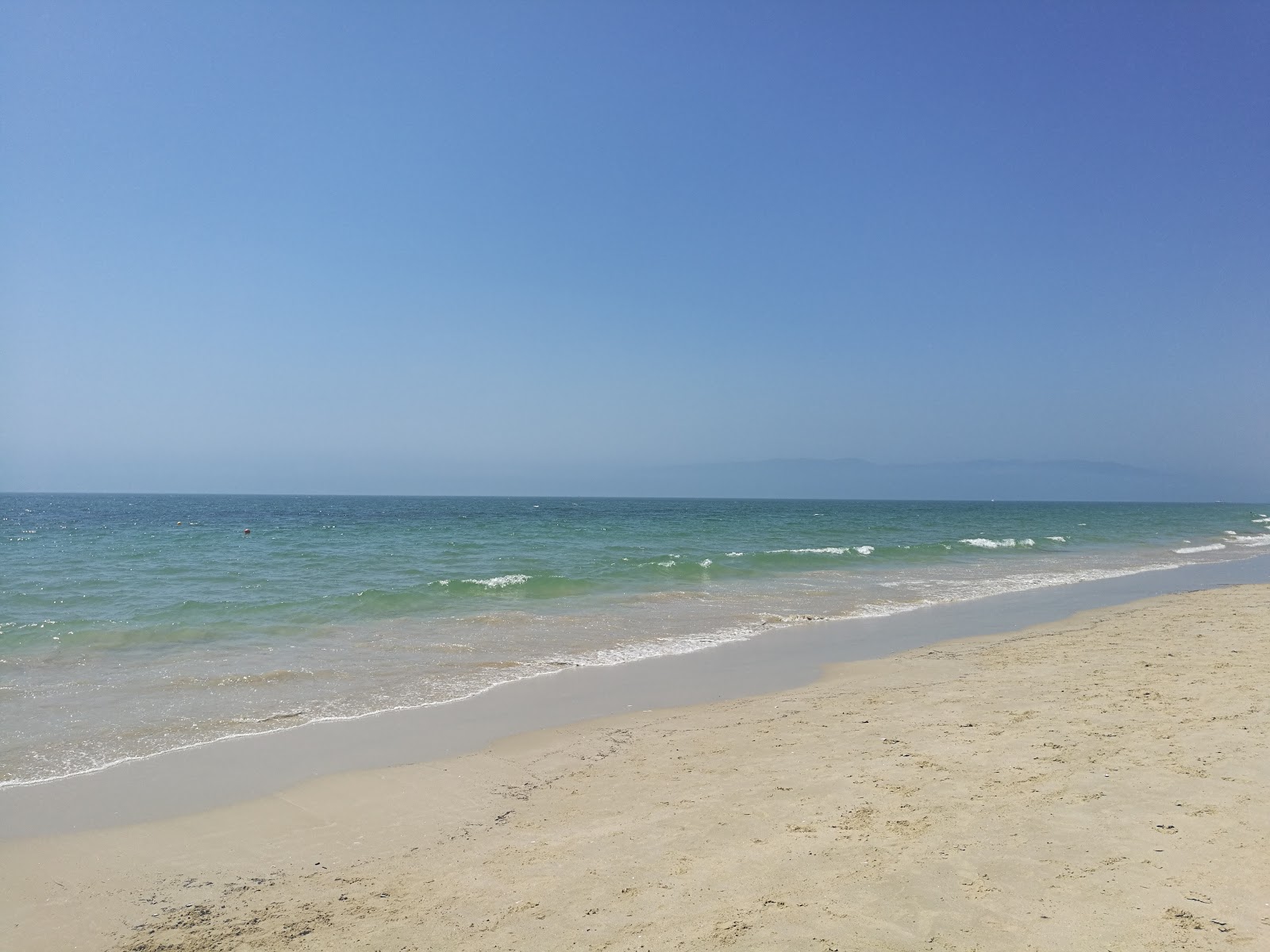 Photo de Praia Atlantica avec l'eau cristalline de surface