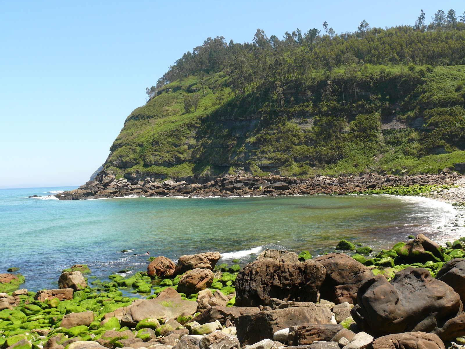 Playa de Meron'in fotoğrafı uçurumlarla desteklenmiş