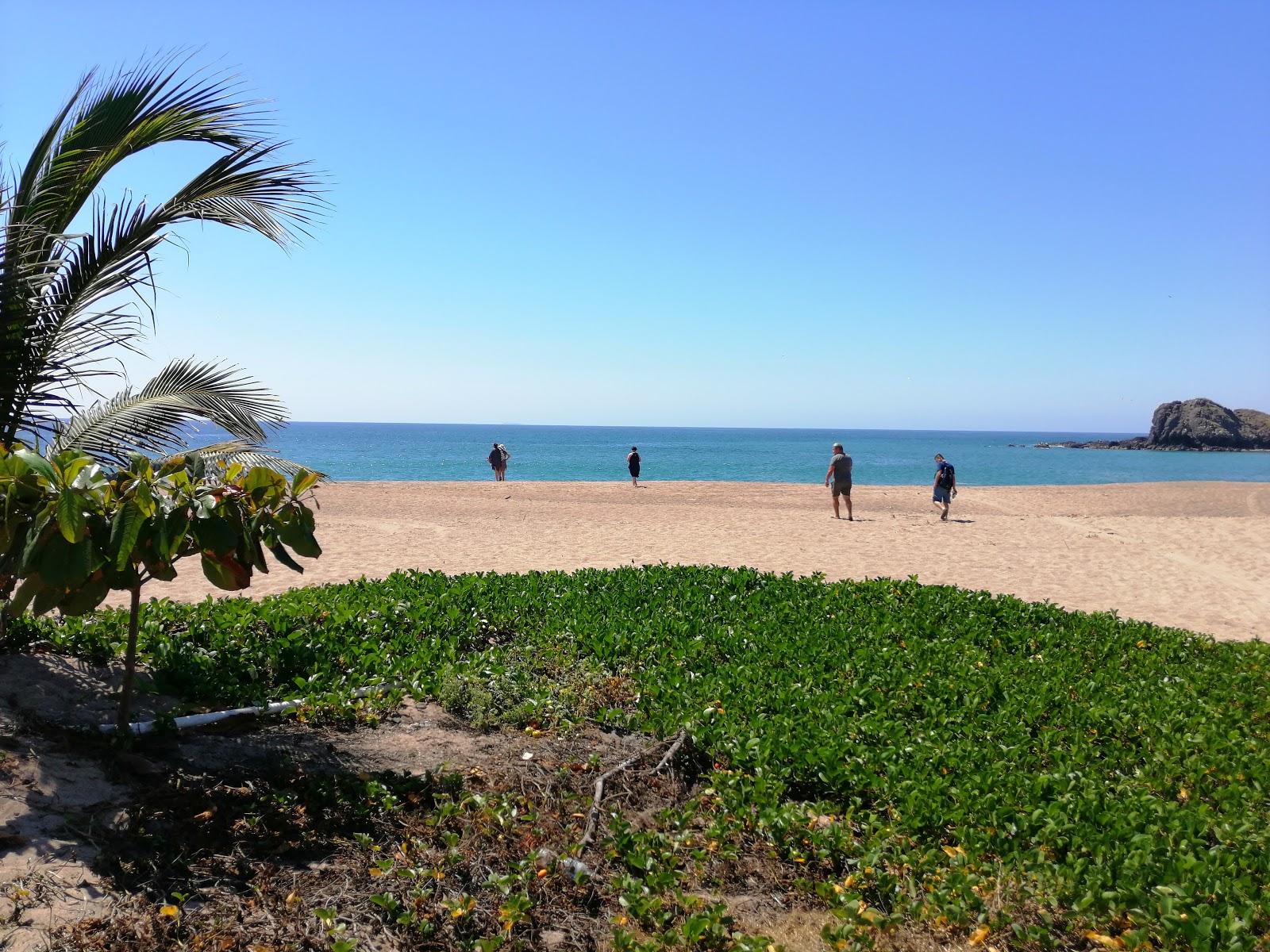 Tecuan beach'in fotoğrafı gri kum yüzey ile