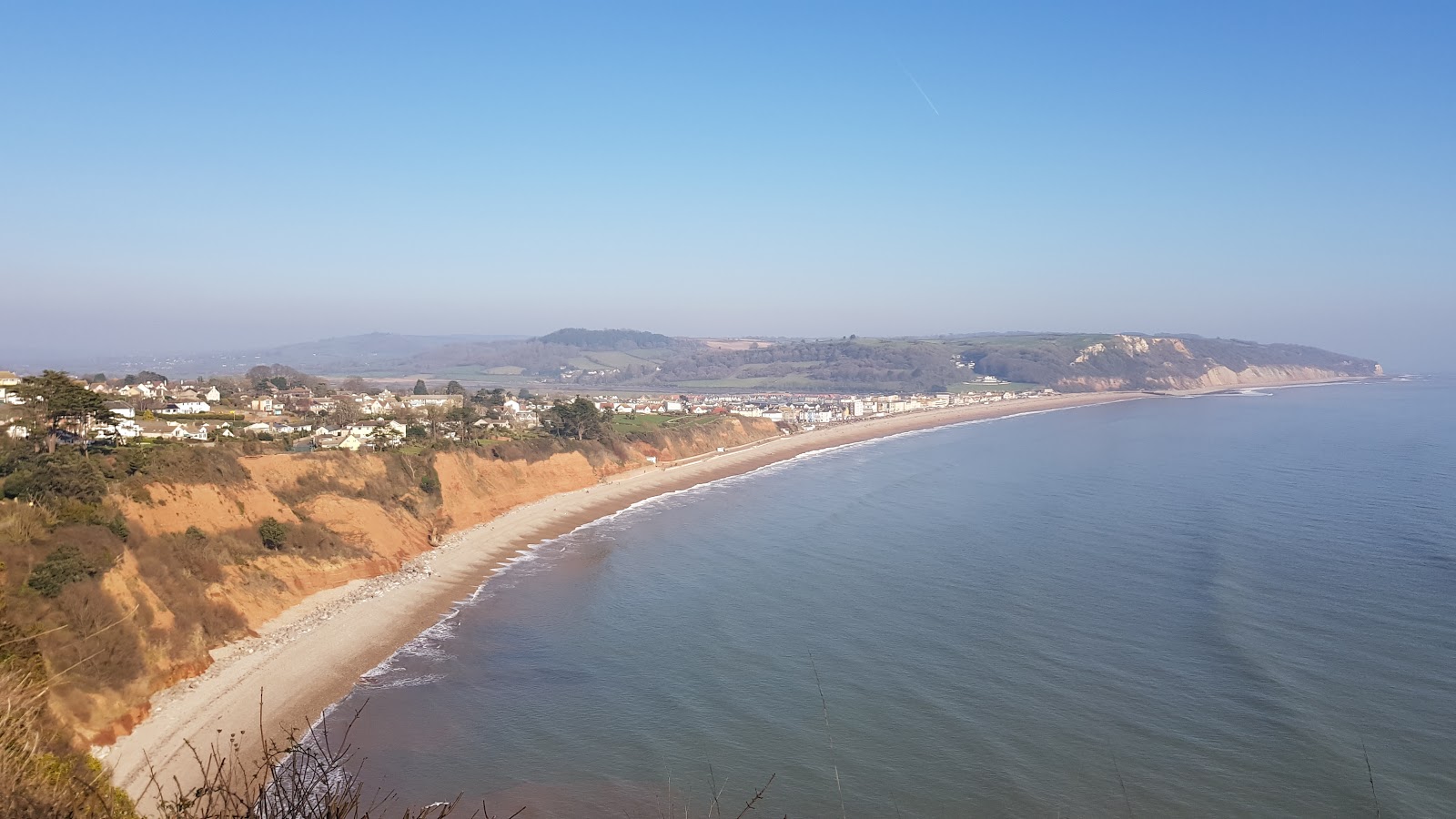 Foto de Praia de Seaton com linha costeira longa e reta