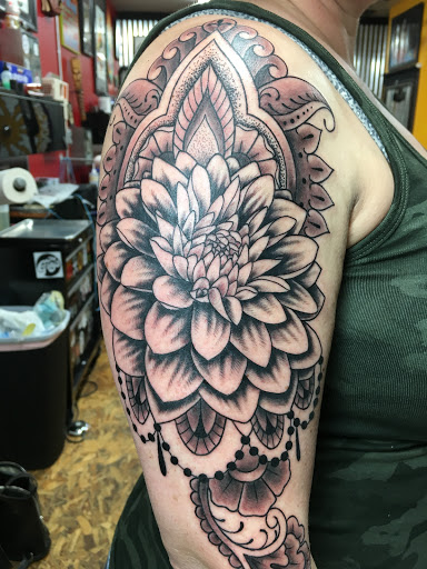 Tattoo Shop «12 Volt Tattoo Chico», reviews and photos, 194 E 8th St, Chico, CA 95928, USA