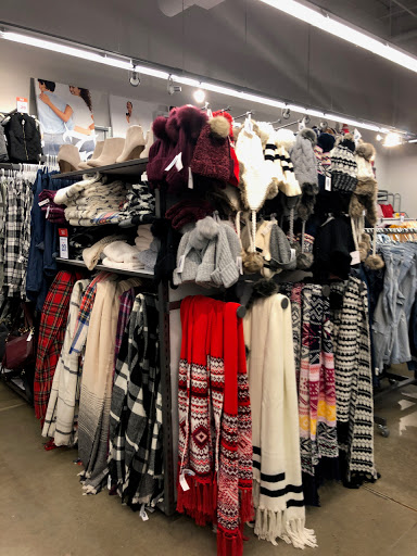 Clothing Store «Old Navy», reviews and photos, 19401 Alderwood Mall Pkwy, Lynnwood, WA 98036, USA