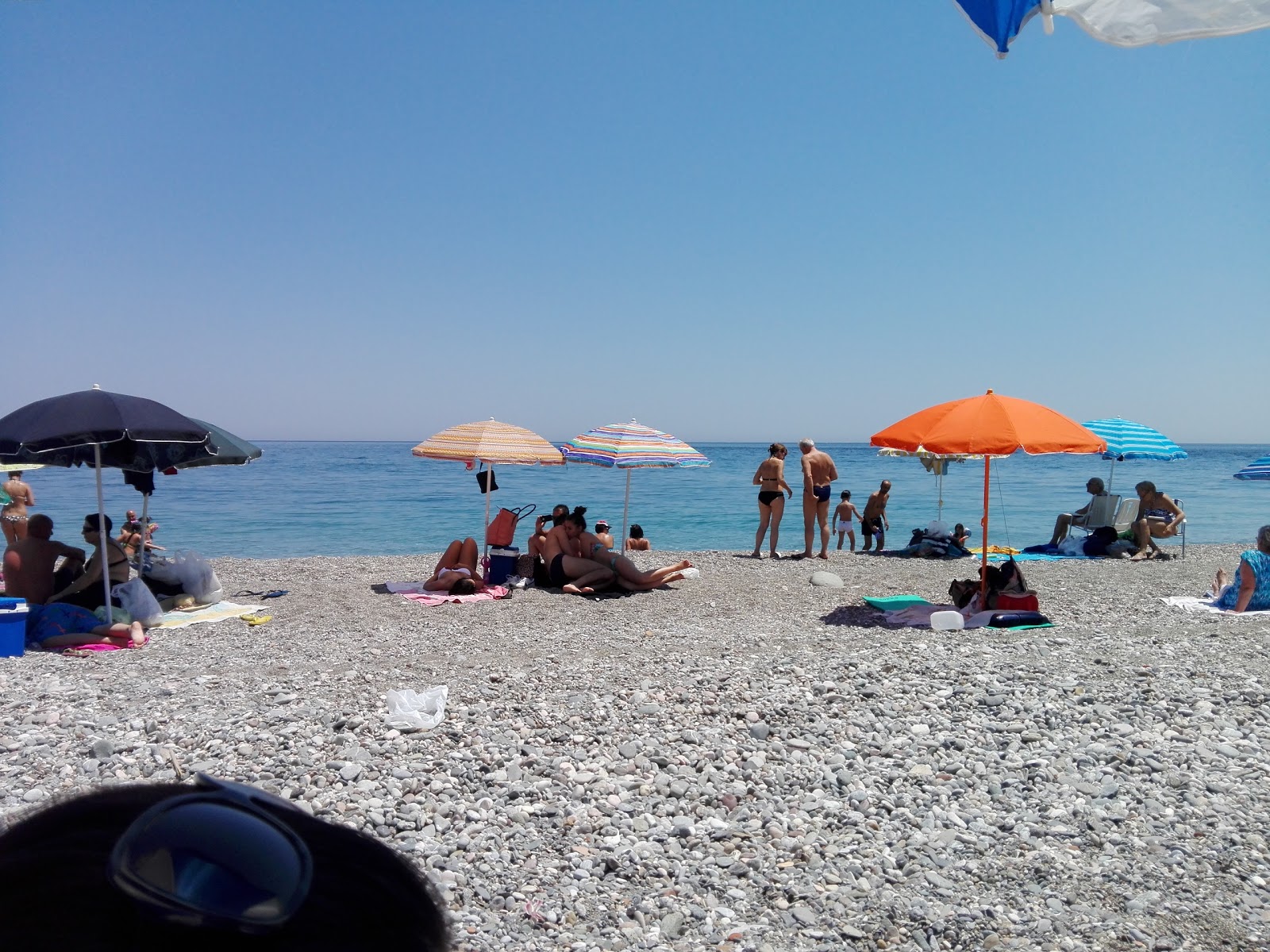 Foto av Spiaggia di Letojanni II omgiven av klippor