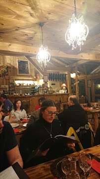 Atmosphère du Restaurant français Restaurant La Ferme des 3 Ours à Vallorcine - n°18
