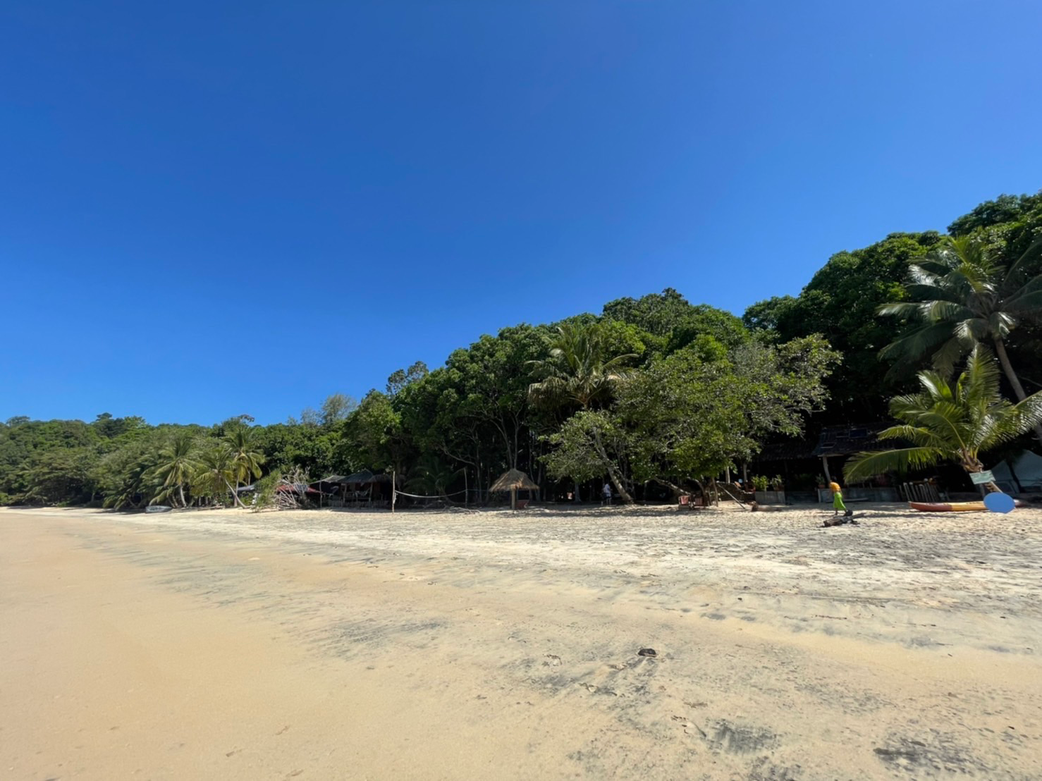 Foto von Om Tao Beach mit lange, gerade küste