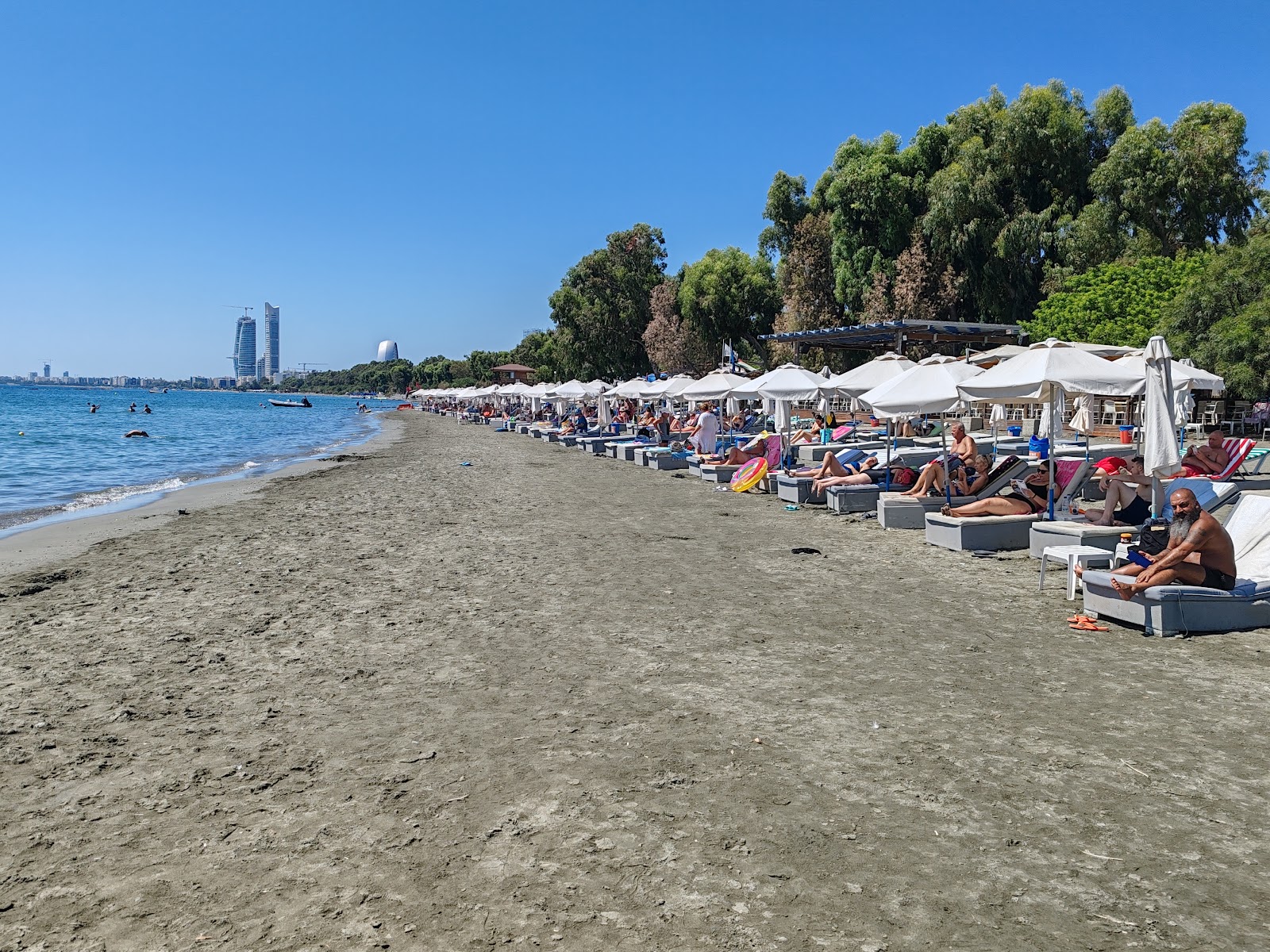 Foto de Dasoudi Beach com areia cinza superfície