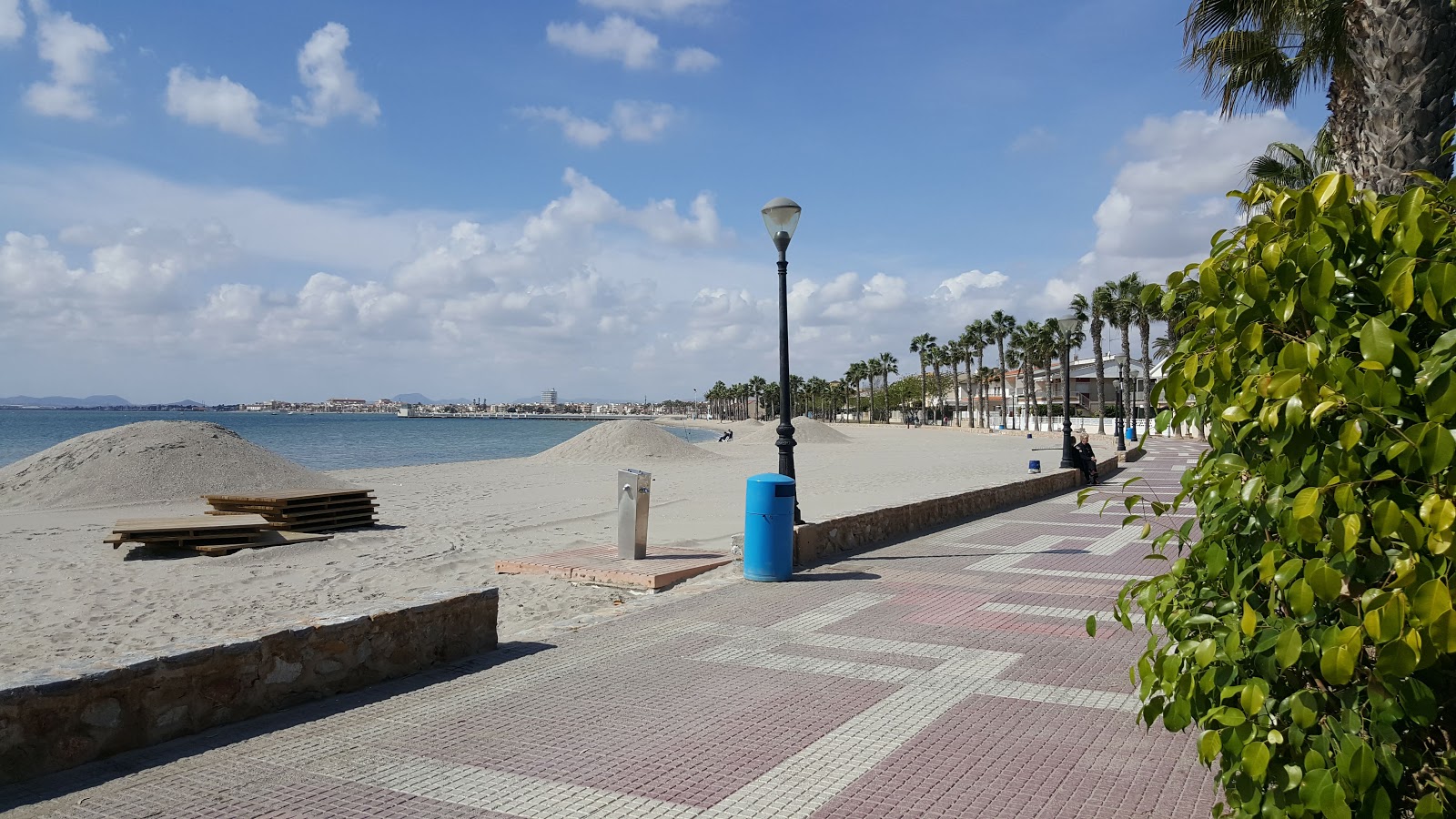 Foto von Playa de Los Narejos mit grauer sand Oberfläche