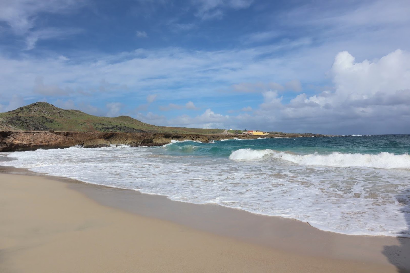 Φωτογραφία του Andicuri beach με φωτεινή άμμος επιφάνεια