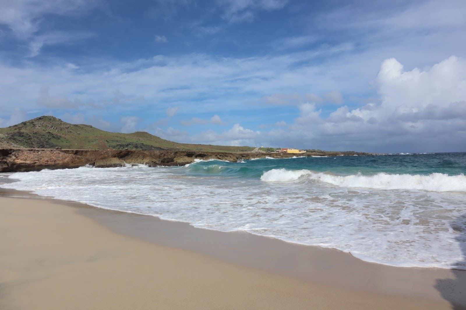 Foto di Andicuri beach con una superficie del sabbia beige