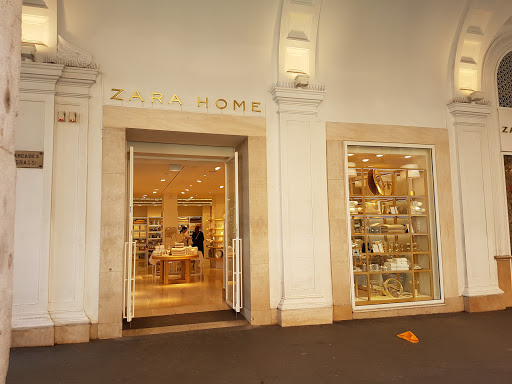 Wooden doors shops in Nice