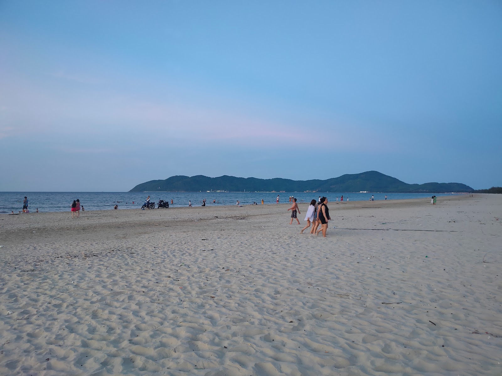 Tan Canh Duong Beach'in fotoğrafı geniş bir kıyı şeridi ile birlikte