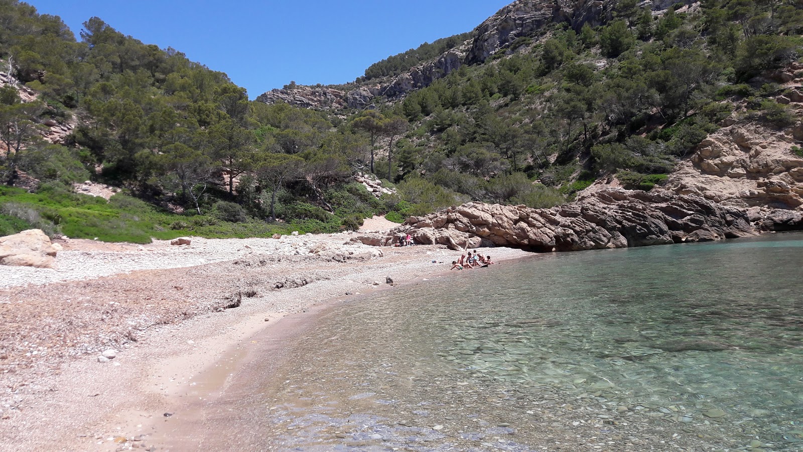 Cala D'egos的照片 带有碧绿色纯水表面