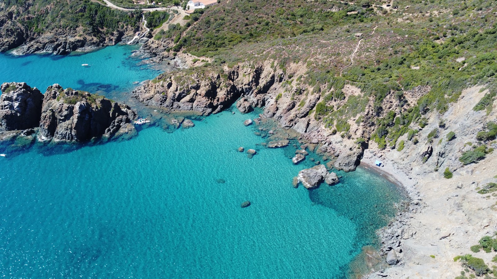 Foto von Cala d'Arcu Silibedda Beach mit graue kiesel Oberfläche